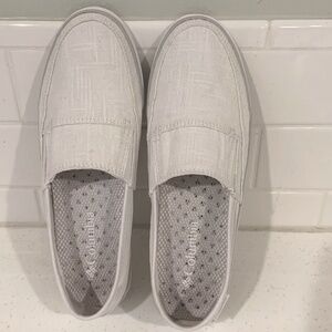 Columbia Casual Canvas Shoes..off white  sz 8  never worn